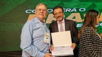 Vereador representando o Estado do Espírito Santo entrega certificado de participação para o Ex-Ministro substituto do Tribunal Superior Eleitoral (TSE) em Brasília