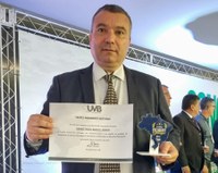 Presidente da Câmara de Marechal Floriano recebe o Troféu Presidente Destaque em Brasília