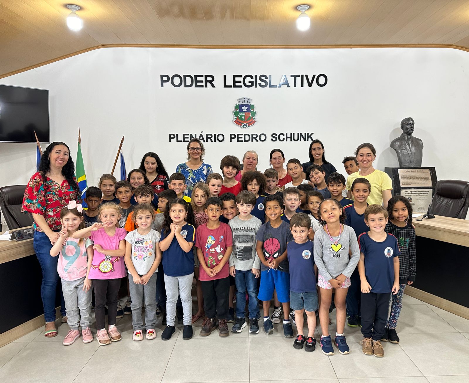 Alunos da EMPEIEF Flores Passinato Kuster realizam visita a Câmara Municipal 