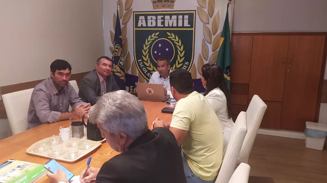 Câmara de Marechal Floriano participa de reunião na sede da ABEMIL em Brasília para tratar da possível implantação de escola cívico-militar no Município